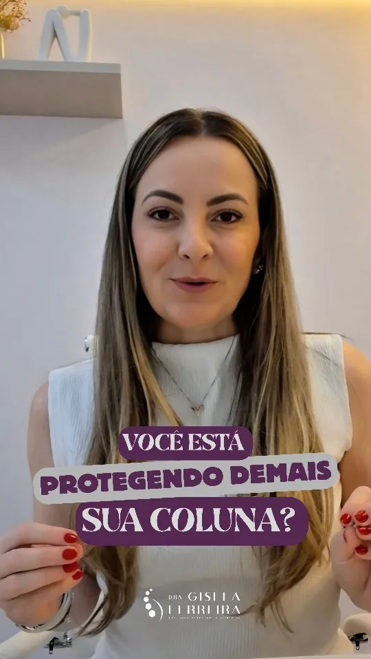 Dra. Gisela falando para a câmera, com o texto: você está protegendo demais sua coluna?